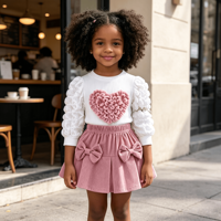 Ensemble 2 pièces décontracté et mignon pour filles : Haut côtelé à col rond et manches longues bouffantes avec patch cœur 3D et jupe-short plissée à double nœud et taille élastique