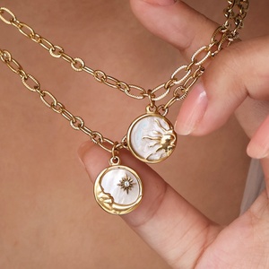 Collar Zoryn de Acero Inoxidable Impermeable con Colgante de Moneda de Nácar, Cadena de Eslabones con Diseño de Sol y Luna, Chapado en Oro, Regalo para Mujer - Product Image 4