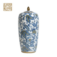 Vase de table en céramique émaillée bleue et blanche de style chinois traditionnel
