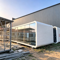 Kit de maisonnette Apple Cabin personnalisée avec fenêtres à double vitrage, toit isolé et intérieur complet pour camps dans le désert