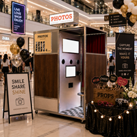 Machine à photos de type photomaton rétro en bois avec enseigne néon pour bars, discothèques, soirées et événements, compatible avec les smartphones et les iPad