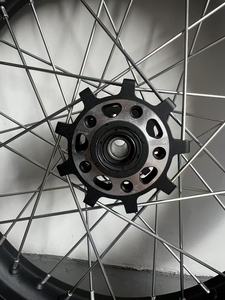 Set di Ruote Supermoto da 17'' per Talaria Komodo |   2.5x17 Anteriore + 3.5x17 Posteriore con Pneumatici <span class=keywords><strong>80</strong></span>/90-14 100/<span class=keywords><strong>80</strong></span>-17 - Product Image 4