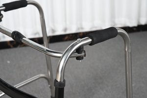 Leggero ausilio per la deambulazione pieghevole per anziani, telaio regolabile in altezza <span class=keywords><strong>con</strong></span> punte in gomma antiscivolo - Product Image 4