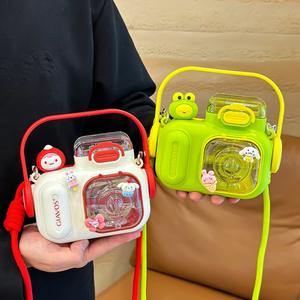 ขวดน้ำพลาสติกกันตกสำหรับเด็ก ลายการ์ตูนน่ารัก พร้อมหลอดดูด ยี่ห้อ Giavos รุ่น Plush Camera สไตล์สปริง 2024 - Product Image 5