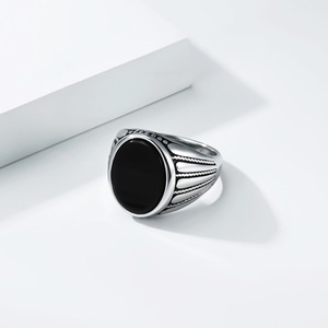 แหวนแฟชั่นผู้ชาย แหวนพลอยสีดำ ตัวเรือนเหล็กสีทอง ขอบสีดำ รูปทรงเรขาคณิต ทรงกลม ของขวัญ เครื่องประดับ - Product Image 4