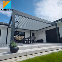 Pergola motorisée en aluminium imperméable avec persiennes et écran rétractable pour espaces extérieurs résidentiels