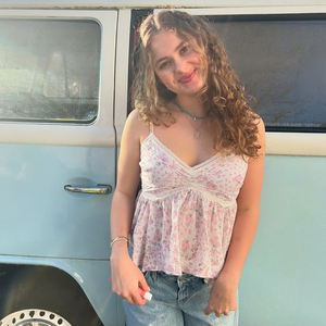 Top de tirantes con cuello en V y estampado floral fresco, cintura alta, dobladillo peplum, sin espalda, chaleco corto, dulce top de verano para mujer - Product Image 1