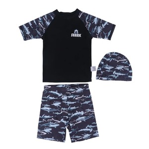 3 pièces <span class=keywords><strong>maillot</strong></span> <span class=keywords><strong>de</strong></span> <span class=keywords><strong>bain</strong></span> pour petit bébé personnalisé pour garçons manches courtes <span class=keywords><strong>maillot</strong></span> <span class=keywords><strong>de</strong></span> <span class=keywords><strong>bain</strong></span> <span class=keywords><strong>maillot</strong></span> <span class=keywords><strong>de</strong></span> soleil Upf 50 + <span class=keywords><strong>maillot</strong></span> <span class=keywords><strong>de</strong></span> <span class=keywords><strong>bain</strong></span> avec chapeau <span class=keywords><strong>de</strong></span> soleil pour 2 à 6 ans - Product Image 1