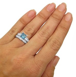 Bague de fiançailles géométrique simple en cuivre bleu avec diamant de laboratoire pour femme, style bohème, sertissage carré à griffes, bijou de doigt tendance - Product Image 2