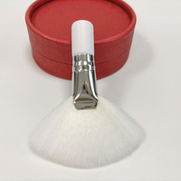 Waaierkwast met korte steel, synthetisch haar, waaiervormige kwast voor gezicht, blush, poeder en foundation.