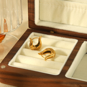 ต่างหู huggie ชุบทอง18K ไทเทเนียมเหล็กรูปทรงดอกไม้ออกแบบเรขาคณิตสำหรับผู้หญิงเครื่องประดับแฟชั่น TE6777 g - Product Image 1