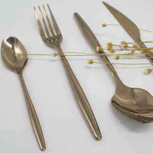 Conjunto de Louças Sustentáveis em Metal Polido com Design Artesanal em Aço Inoxidável Estilo Rosa Dourado para Ocasiões de Casamento - Product Image 2