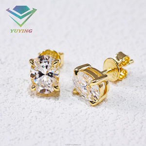 ต่างหูมอสซาไนต์สี D ระดับความสะอาด VVS พร้อมใบรับรอง GRA ตัวเรือนเงินแท้ 925 ชุบทอง รูปทรงวงรี แบบหนีบ  สำหรับทุกเพศทุกวัย - Product Image 6