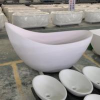 Baignoire de trempage de luxe en pierre artificielle à surface solide en forme de lune blanche mate pour hôtel avec égouttoirs inclus