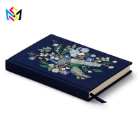 Carnet à couverture rigide personnalisé avec broderie florale et marque-page en ruban, directement de l'usine d'emballage, pour le bureau et la papeterie.