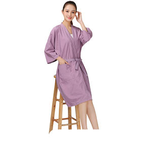 Robe de <span class=keywords><strong>coiffeur</strong></span> avec LOGO personnalisé Robe de <span class=keywords><strong>coiffeur</strong></span> pour salon de beauté Kimono de coupe de cheveux Cape de coiffure Robe de salon pour clients - Product Image 4