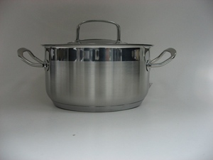 Cazuela clásica tradicional de acero inoxidable con agarre de plástico antideslizante para un manejo seguro - Product Image 2