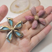 Broche Fleur en Pierre Naturelle pour Femme, Broche Florale Vintage à Cinq Pétales Facettés en Pierre Précieuse, Bijou Élégant avec Perle, Cadeau Idéal