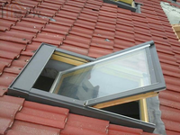 Nouvelle conception de toit ouvrant électrique en aluminium et en bois Fenêtres de toit à pivot central Un design audacieux pour les maisons modernes