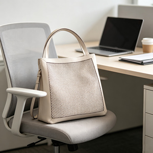 Bolso Tote de Malla Beige Claro para Mujer, con Marco de Cuero, Gran Capacidad, para Uso Diario, Tipo Shopper - Product Image 4