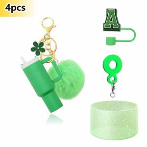 Lot de quatre porte-clés boules moelleuses en acrylique, mini-gobelets avec paille et bouchon anti-poussière, designs élégants de tasses - Product Image 3