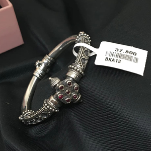 Bracelet fin en or oxydé de créateur pour femmes, pour tenues ethniques - Product Image 1