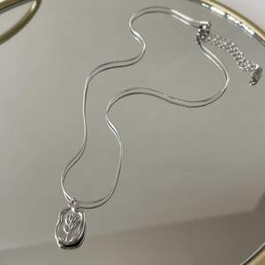 Collar con colgante de rosa de acero inoxidable con diseño de flor en relieve, cadena para clavícula en color oro y plata para mujer - Product Image 2