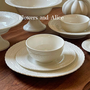 Ensemble d'assiettes à dîner en céramique <span class=keywords><strong>blanche</strong></span> en dentelle gaufrée européenne <span class=keywords><strong>Assiette</strong></span> et plat baroques élégantes pour événement de mariage - Product Image 4