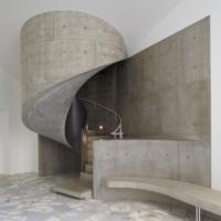 Escaliers en colimaçon compacts avec marches en bois, design à rotation fluide pour les maisons contemporaines