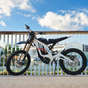 Moto tout-terrain Surron Light X 2026 10 kW 72 V 35 Ah 295 N.m en stock – Puissance améliorée à 10 kW - Product Image 3