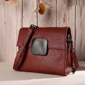 กระเป๋าถือสีแดงอุดมไปด้วยสีลึกด้วยแท็บหนังตัดกันอย่างมีสไตล์มีจำหน่ายในราคาขายส่ง - Product Image 1