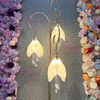 Lampe sur pied en métal doré à 3 têtes Magnolia pour allée de mariage, avec décorations suspendues en cristal, idéale pour la location commerciale