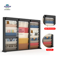 Support suspendu en métal portable moderne personnalisable pour tapis dans les salles d'exposition des magasins d'ameublement doux