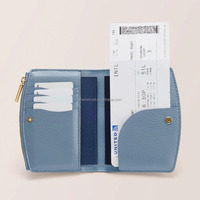 Portefeuille de voyage pour femme en cuir véritable avec blocage RFID antivol, porte-cartes multiples, poche à monnaie zippée, couverture de passeport à double pliage