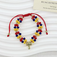CH-LAT0999 Pulsera de Cuentas Amarillas, Azules y Rojas con Colgante de Fútbol Esmaltado, Joyería Hecha a Mano con Temática Deportiva, Venta al por Mayor