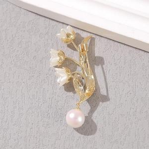Exquisito Broche de Lirio de los <span class=keywords><strong>Valles</strong></span> con Perlas de Imitación Bañado en Oro, Pin de Solapa de Diseño Exclusivo Pintado a Mano para Traje de Mujer de Alta Gama - Product Image 5