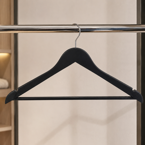 Cintre moderne en bois noir robuste pour vêtements, manteaux et pantalons avec crochet pivotant - Product Image 4