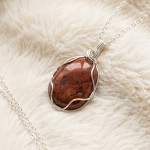 Collares con colgante de plata chapada al por mayor OEM/ODM, con gemas de jaspe rojo ovaladas envueltas en alambre, joyería para mujer - Product Image 2