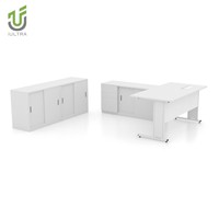 Table de formation modulaire moderne à plateau rabattable, bureau de conférence pliant minimaliste avec panneau de modestie en métal perforé, résistant à l'eau