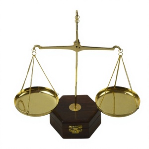 Balance de pesée vintage traditionnelle en laiton, artisanat métallique pour anniversaire et remise de diplôme, décoration intérieure et cadeau - Product Image 4