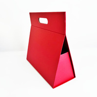 Emballage en carton de luxe en forme de triangle, boîte cadeau pliable magnétique avec poignée