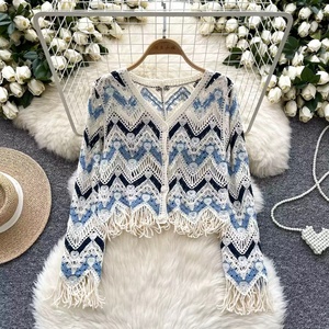 Abrigo de punto retro para mujer de talla pequeña - Estilo veraniego con bordes deshilachados, patrones de ganchillo y diseño calado - Product Image 1