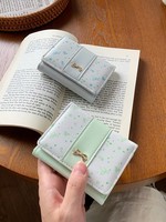 Dompet pendek minimalis bermotif bunga dengan pita untuk wanita.