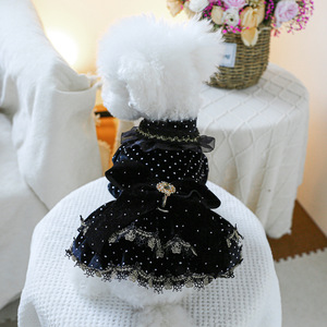 PETCIRCLE Ropa para Perros Pequeños y Cachorros: Vestido Negro y Dorado para una Atmósfera Festiva Oscura - Product Image 1