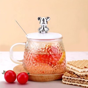 Vasos de agua de vidrio martillado estampado de 300ml al por mayor para niñas, con tapas bonitas de oso y una cuchara incluida, para café y leche. - Product Image 5