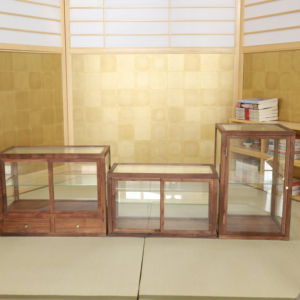 Petite armoire artisanale en bois de noyer Hinoki - Product Image 1