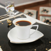 Ensemble de soucoupes tasses arabes utilisées comme tasses à thé et à café avec et sans poignée en céramique tasse à la main sous-verre
