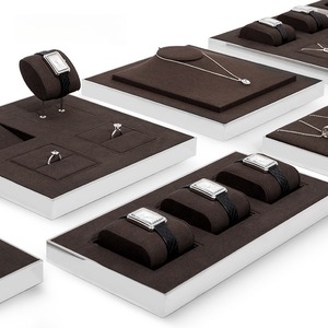 อุปกรณ์จัดแสดงเครื่องประดับหรูหราแบบกำหนดเอง วัสดุไมโครไฟเบอร์คุณภาพสูง สำหรับนาฬิกา สร้อยคอ แหวน ชั้นวางโชว์เครื่องประดับบนเคาน์เตอร์ - Product Image 4