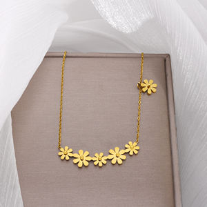 फैशन गहने वाटरप्रूफ 18k सोने की प्लेटेड स्टेनलेस स्टील डेज़ी फूलों की पेलेंट हार महिलाओं के गहने को ऑक्सीकरण नहीं कर सकता है। - Product Image 5