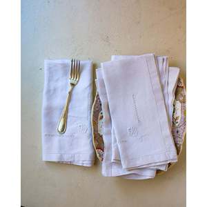 Set di 4 Tovaglioli di Lusso in Lino Bianco Ricamati a Mano Mirellas, Stile Orlo a Giorno per Cena e Cocktail - Product Image 3